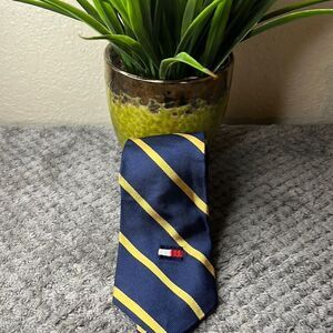 💫TOMMY HILFIGER 💫NAVY BLUE 💫gold stripe tie💫